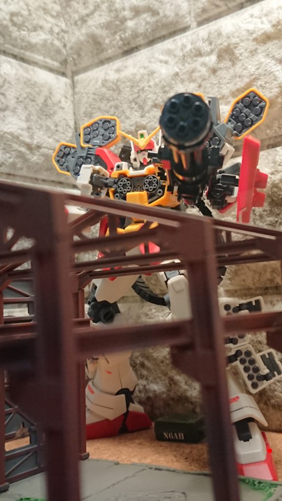 そしてゆっくりと向けられるガトリングガン…。直後に映像は途切れ写し出される砂嵐と雑音。それはまるで死神の笑い声にも聞こえた……………。