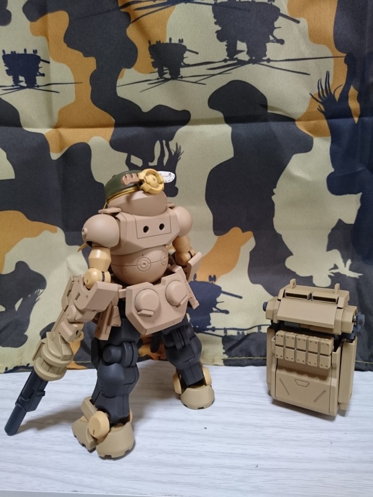 バックパック背面は後方マイクロミサイルを装備。
地味に再現したナイフはグリモアのものを加工。