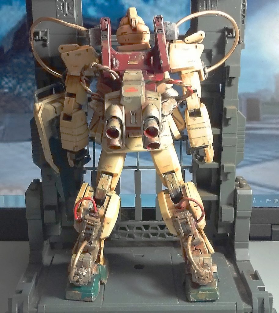 機動性をあげるため、またまたバーニアを増設、でそれに伴うケーブル類を付け加えました。見栄えを優先してケーブル類長めになってますが、実際の戦闘ではこんな長いケーブルはありえないでしょうねw。
