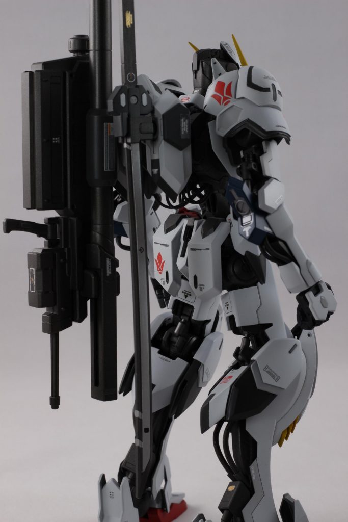 全てのガンプラに言えるかもしれませんが、後ろ姿はやはり見どころです。動力パイプをスプリングに置き換えています。