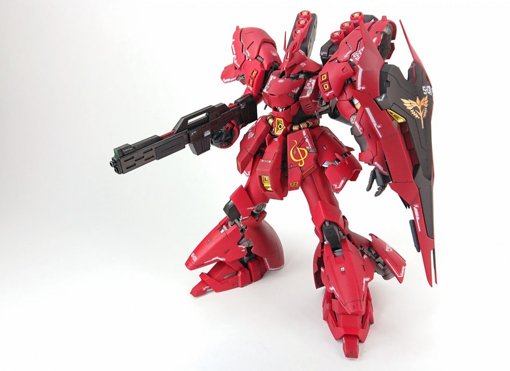 全高25.6m設定の巨大さ。
シャア･アズナブル最後の搭乗機にふさわしい風格。
どの角度から見ても絵になります。