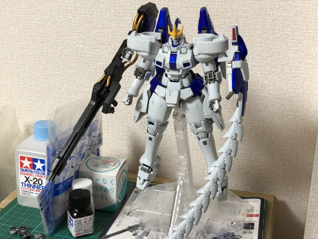 -制作過程②-
デカールとスミ入れ、クリアを吹く前の状態を何枚か。
本体の白はフィニッシャーズのスーパーシェルホワイトを吹いてます。
ガンダムWのMSは、工業製品というよりはヒーロー的なニュアンスが強いと思ったので、その風合いが出せるのはフィニッシャーズかな?と思い使用しました。
メガキャノンは本体との対比にしたかったので見本色より暗めにしてます。
ガイアカラーのジャーマングレーだったかと思います。