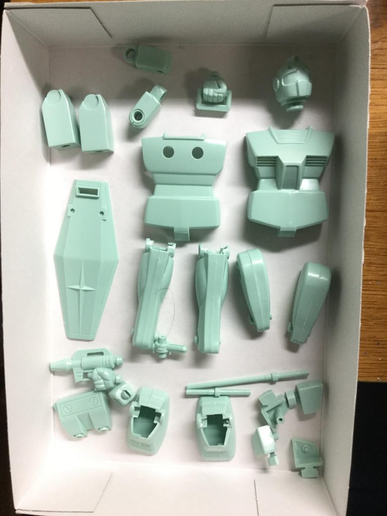 仮組みの様子です。
ヒザ関節や足首などに後ハメ加工を施しましたが、そのせいで関節がゆるくなってしまいました。