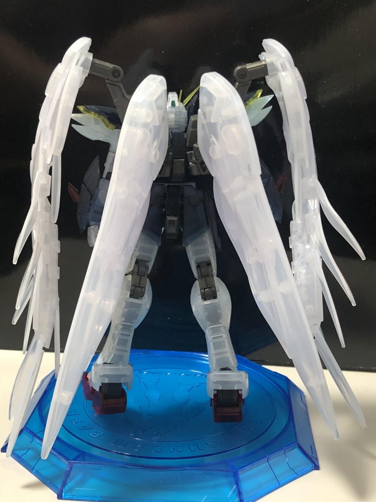 後ろ姿。やはりウイングゼロEWは翼が印象的。翼はクリアパープルを吹いてます。