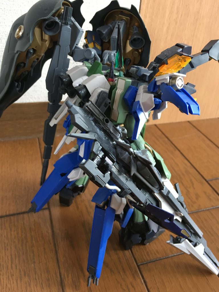 各パーツは展開可能で姿勢制御能力に優れており、バンシィのサイコフレームを使用することでファンネルの扱いやすさを向上している、という感じです笑