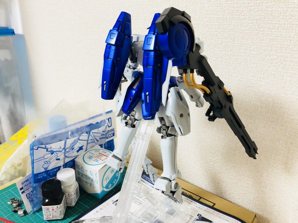 -制作過程③-
今回一番こだわったのは青ですね。
下地にガイアカラーのスターブライトシルバーを吹いて、その上から薄めに溶いた同じくガイアカラーのウルトラマリンブルーを吹いてます。