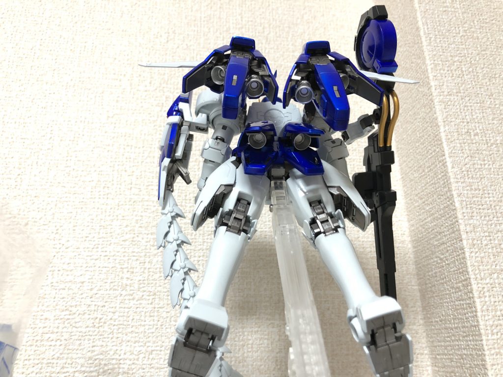 -制作過程④-
バーニア類の塗装具合をご紹介。
「金属質感が出れば」と思い、発色が良いのでガイアカラーのスターブライトシルバーを吹きました。
ちなみにフレーム類は、ガイアカラーのアイアンシルバーにピュアブラックを混ぜてたものを吹いて、
質感の違いを表現してみました。
この後にデーカールやスミ入れを行ったのですが、その作業中にヒートロッドがねじ切れてしまいました(ーー;)
そのため、完成写真にはヒートロッド無しにしてます。