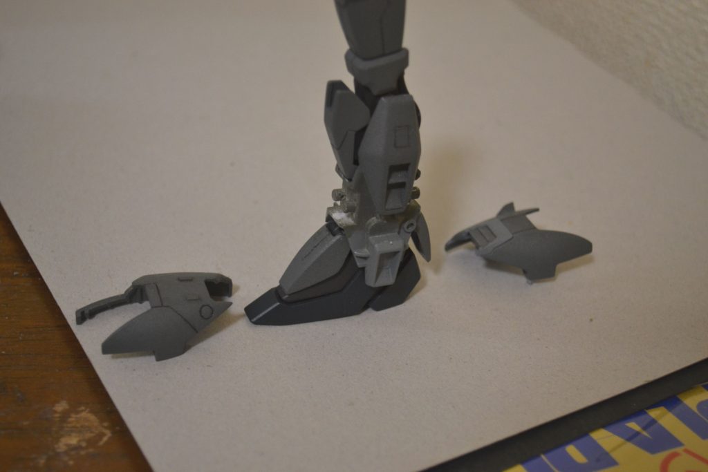 ゼータプラス組んだことないとわかりずらいかもしれませんが、もともと前後分割のものを膝下の上部を一体化してすねとふくらはぎを分割して後ハメできるようにしてあります。