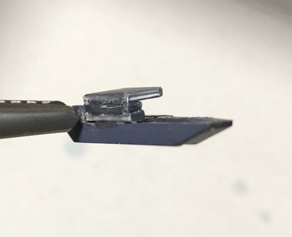 フロントアーマーに切ったものを重ねて貼って…