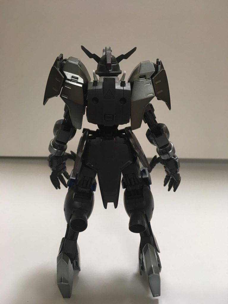 腿の後ろには，大型バーニアスラスターが設置されている。