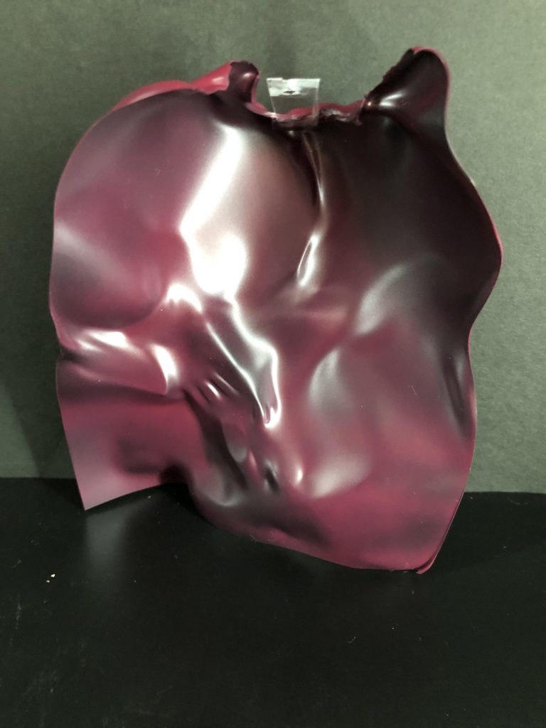 マント裏面はほぼ黒サフでその上に赤で塗装しました。