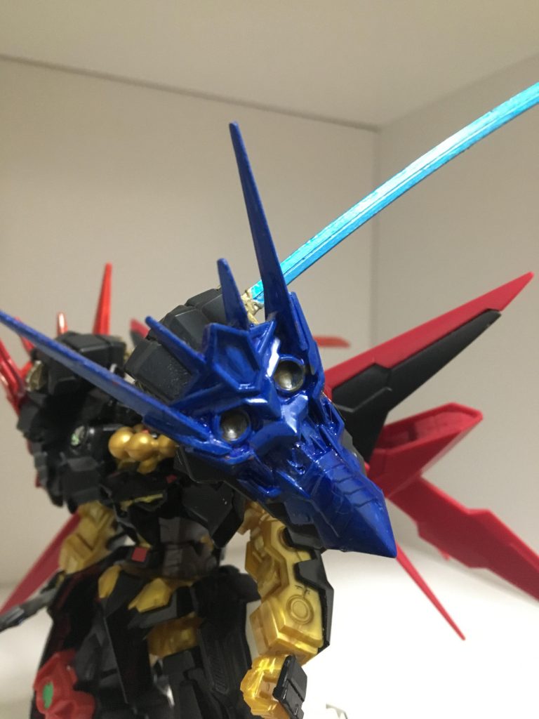 青鬼
氷の属性を宿す刀「氷獄」によって斬撃を受けた機体を氷漬けにして粉砕する。