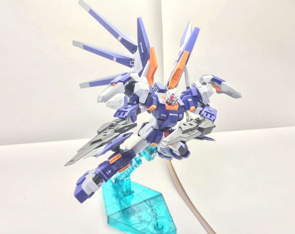 リフューザー・レヴ(共振粒子砲)。ビームライフルに当たる射撃装備であるが、砲身が
粒子共振作用を持つトラフィック・フィンで構成されていることからビームというよりはIフィールドそのものを撃ち出すといったところであり、また本機の性質上MS戦を行う際には粒子残量が少なくなっていることも多い為、エネルギーの供給は本体からだけではなく銃身下部の増加フォトン・バッテリーからも行えるようになっている。