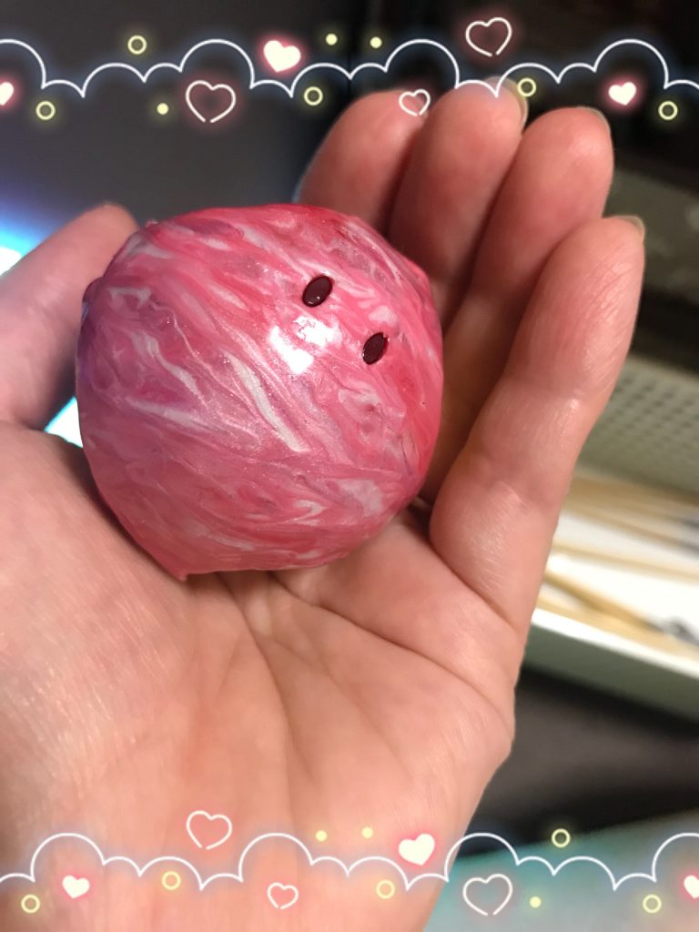 塗りたてはこんな感じ。
こういうボーリングの玉ありますよねw