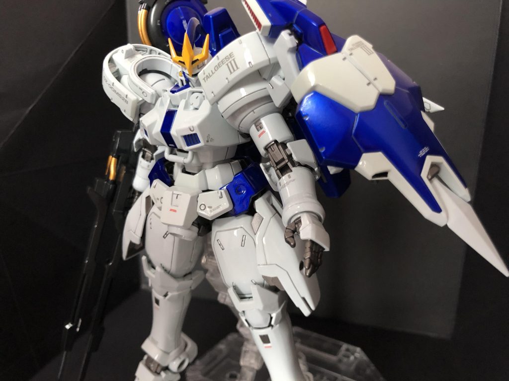 僕と握手!的なw
・・・正直、メガキャノンを構えてカッコ良く撮れなかったんですよね(^^;)
スミ入れは、タミヤのブラックとホワイトを薄めまくってやっています。
はみ出した個所は薄め液でふき取ると綺麗になるので楽です。
最後にガイアカラーのEXクリアーを吹きました。
塗装/デカール類の保護を目的としてますが、今回は*ギラギラ感の増強*がメインですね。