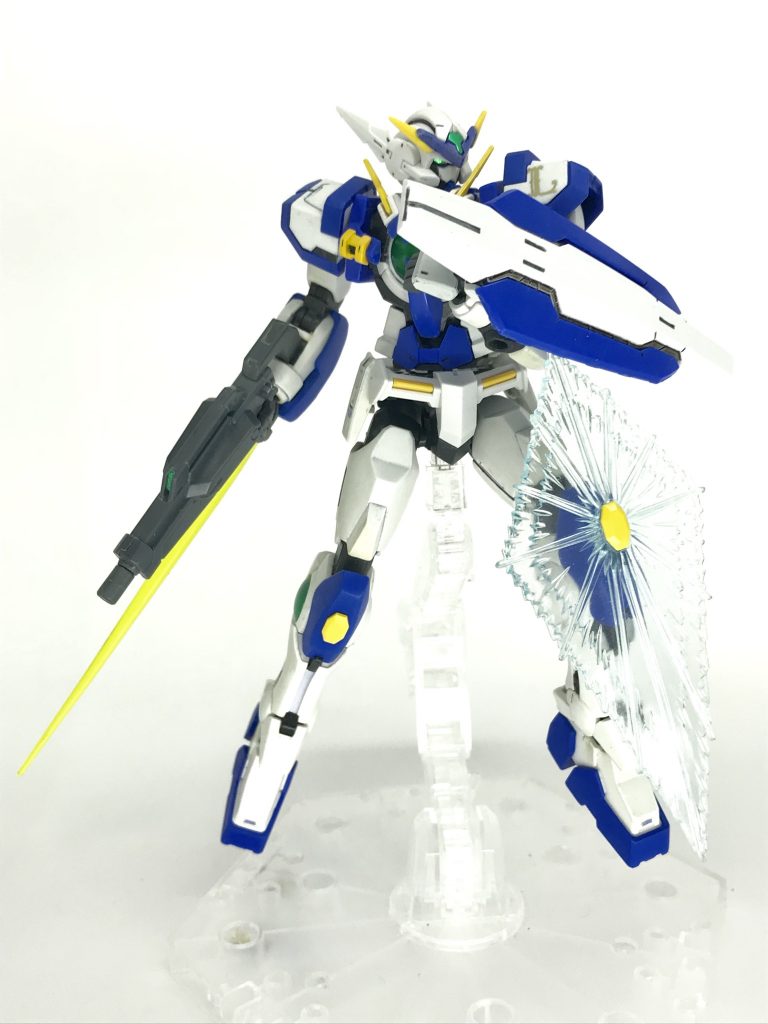 両膝はデスティニーから流用したビームシールドが展開します。ダブルオースカイのように、展開したまま蹴ることもできますし、膝装甲ごと腕に装備すれば、ナックルガードにもなります。
 また、ヴァーチェの腕装甲を改造した右腕の装甲は、ビームガンを兼ねたボックスタイプビームサーベルを備えています。