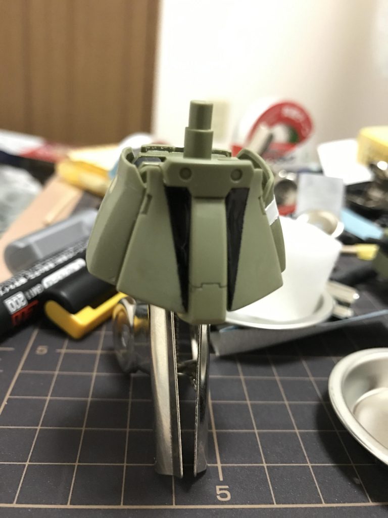 スカートが寂しく感じたのと
パテ埋めした部分を隠すために
黒のガンダムマーカーでマーキングしました
なかなかいい感じだと自画自賛してます。
