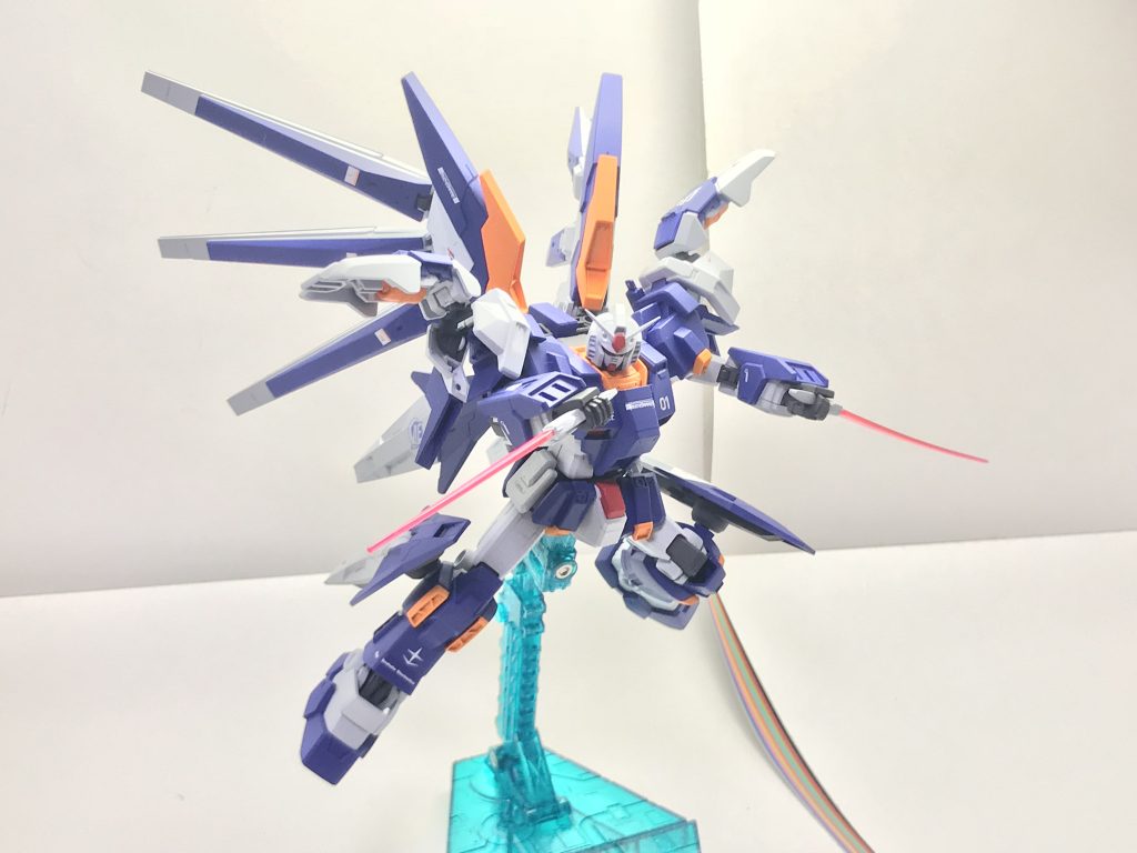 ビームダガー/ビームサーベル。アヴァランチエクシアから引き続き採用された装備であり、出力の可変によって刀身のサイズを調整できる標準的なビームサーベルである。後述する格闘兵装と比較して取り回しに優れているため、白兵戦において極めて重要な装備となっている。