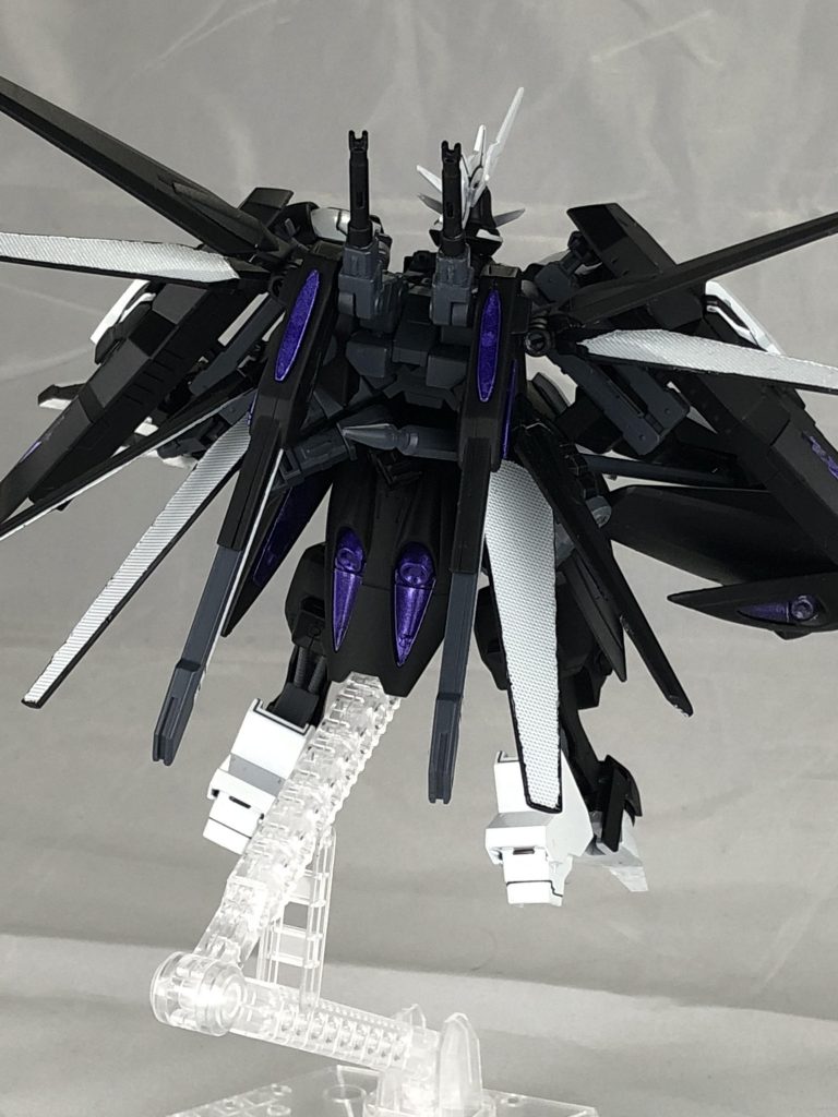 背面。通常武装としてビームサーベルとシュテルネビームキャノンを装備しています。