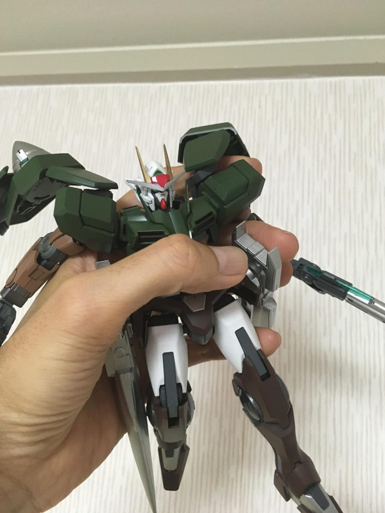 １８０m級巨人との比較。１／１００HGなので、そのぐらいになるかと。

設定的には捏造するのも難しいのですが、こういう物はマウンテンサイクルから出て来た事にしておけば大体何とかなると思っています。