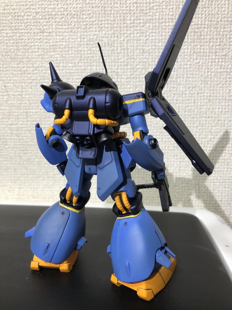 バックショット。
塗装は黒下地に、薄い部分がMSライトブルー。濃い部分がレーシングブルー。動力パイプと足先は黄橙色を使ってます。そしてつや消し。
ちなみに私は缶スプレー派ですw