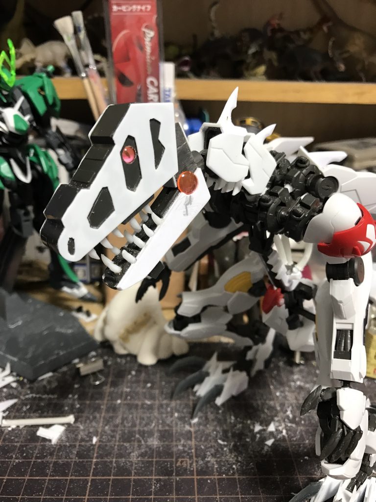 いくら「レンチメイスが恐竜の頭っぽい」と言ってもそのままレンチメイスを頭に据えるのは違和感がありました
そこで、上顎はティラノサウルスを参考に頭骨様のディテールを0.5mmプラ板がら製作し貼り付けました。
また、下顎の両サイドに1.5mmプラ板を貼り付けて太らせました。
そして2mmプラ棒から歯を作って埋め込みました。