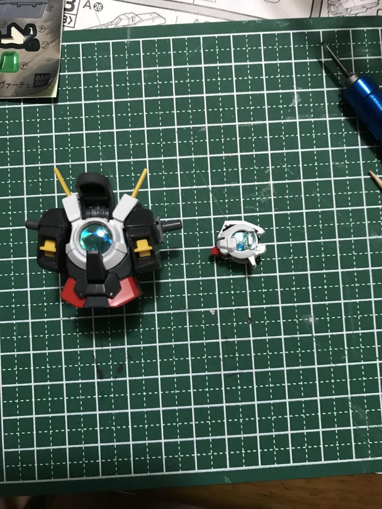 胴体と頭。頭の側面はパーツで隠れてしまった。