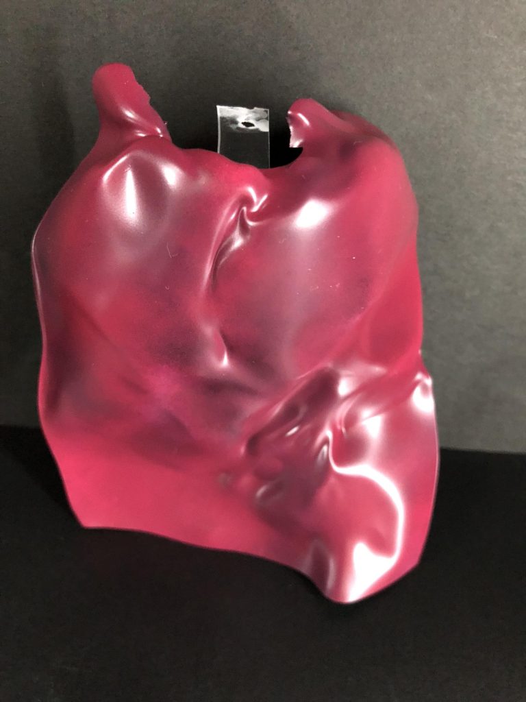 マントは0.2ミリのプラ板を熱で変形させたもので、腰ジョイントに挟んで着けています。塗装は缶スプレーで下地にピンクサフを全体に吹いてから黒サフを適当に吹き付け、その上に赤で塗装しました。