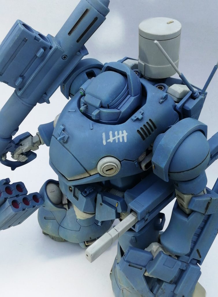 この頭思いついた時ちょっと天才かもしれないと思った。
胸のキルマークはいかにも手書き感を出したかったのでフリーハンドで6。
背中のアンテナは真鍮線、真鍮パイプとかなり古いジャンクの多分F90の肘関節。
発売当時モノです。