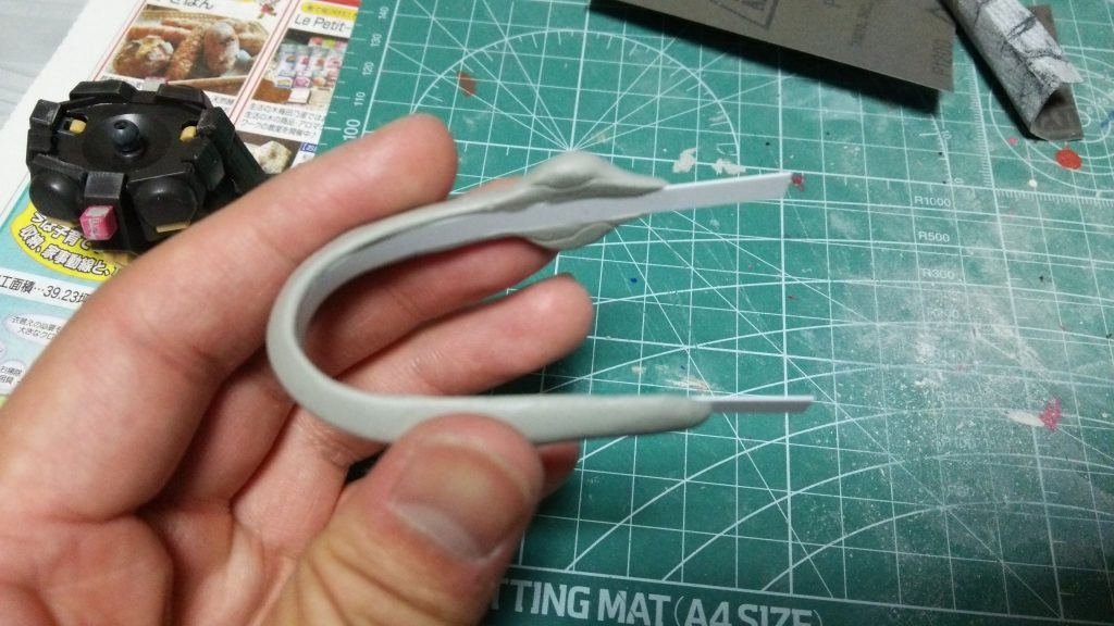 ほぼ固まりかけのところでキュッと曲げて・・・