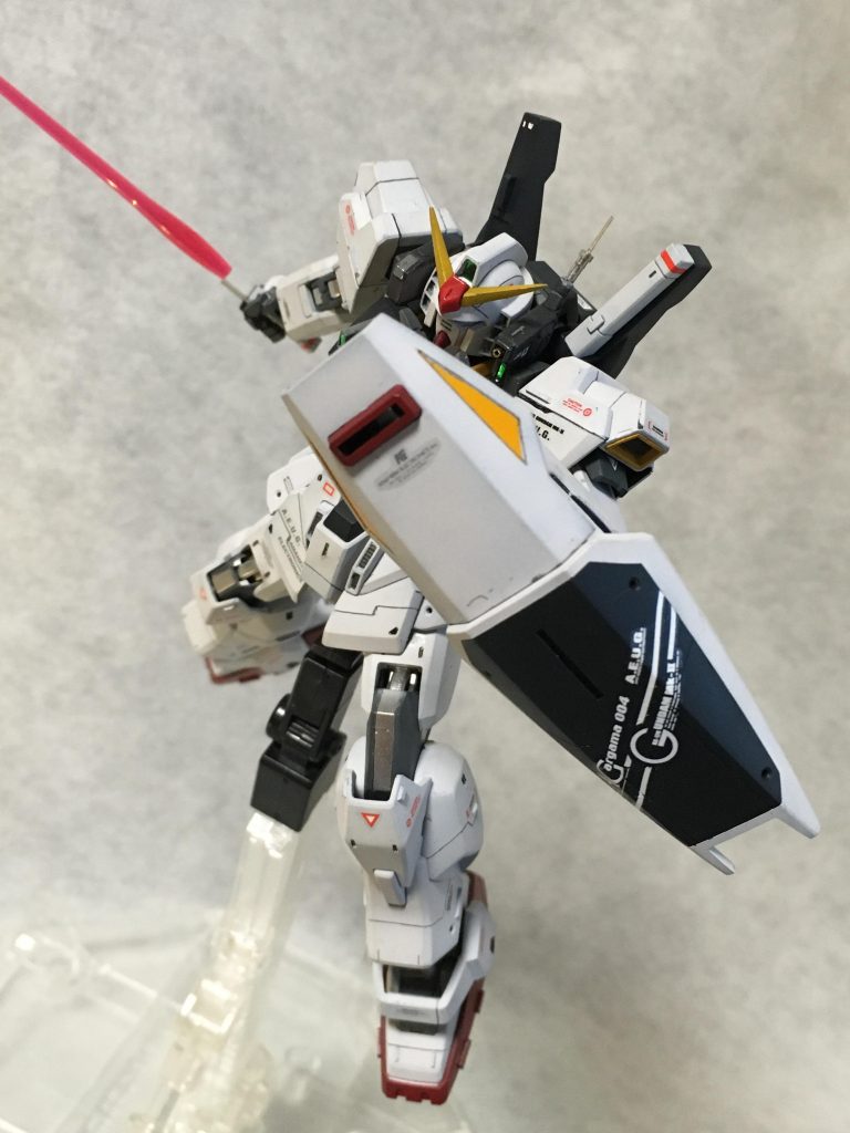 ヘッドホンのアンテナは電子パーツを使い、お手軽改造しました。バルカンの砲身もアルミパイプを切断して差し替えました。
シールドのデカールは試行錯誤して位置決めました。あまり見ない貼り方を目指しました。結構気に入ってます!