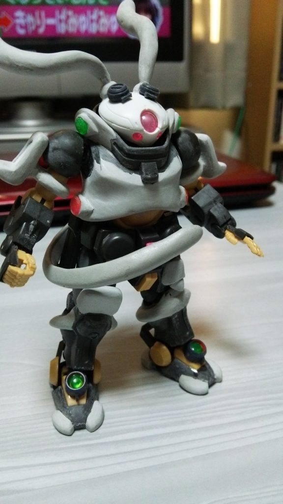 腰の後ろに接続ピンを接着して完成。