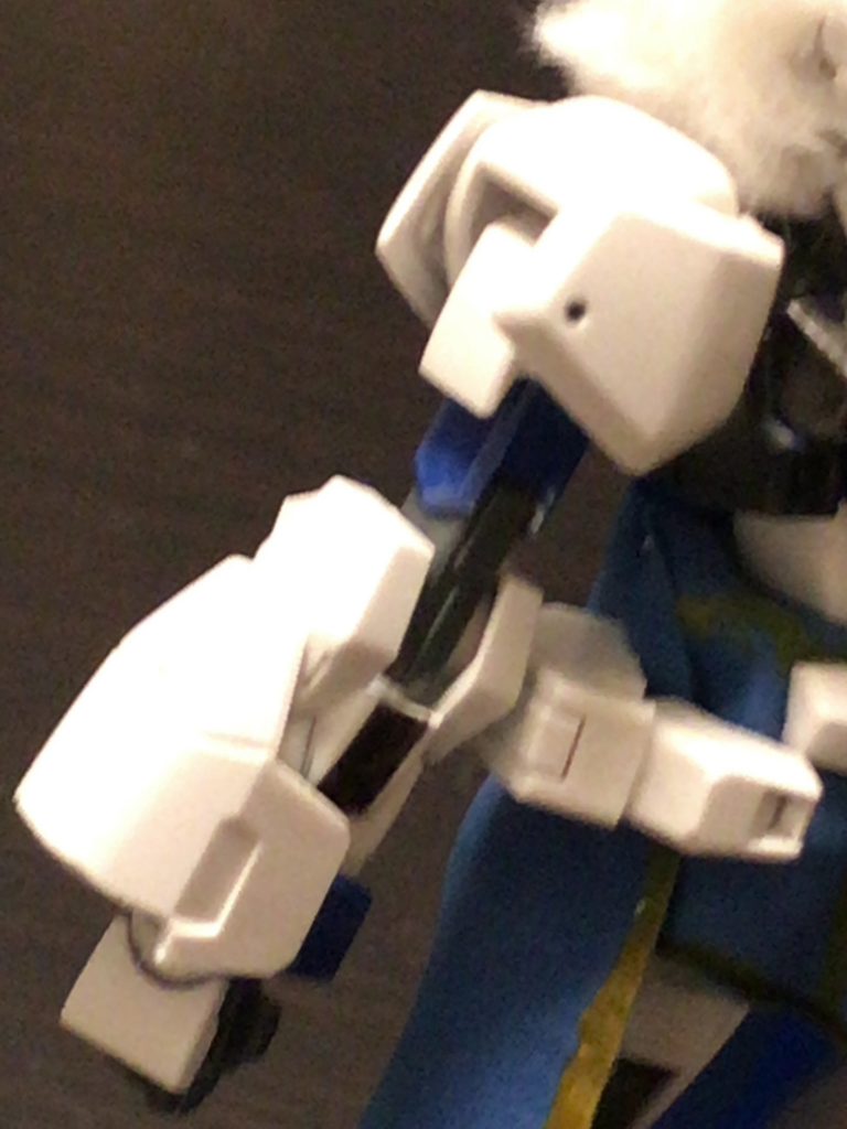 腕はこんな感じ
少し太くした感じです。