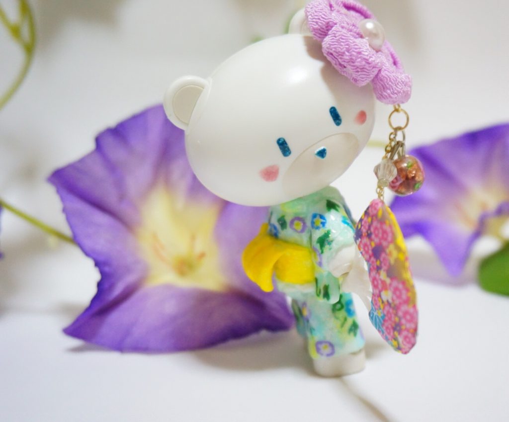 浴衣を作ろうと決めたものの、色や柄にかなり迷った結果、『涼しげな雰囲気』に決めました。
なので、涼しげな色が合う白のプチッガイに、白だからこそ合う色の浴衣にしてみました。