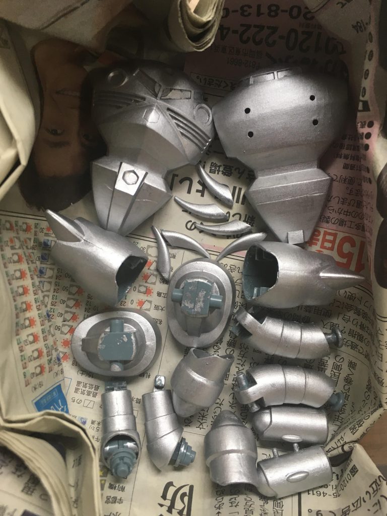 下地塗装の様子。
いつも通り水性塗料のシルバーによる筆塗りです。