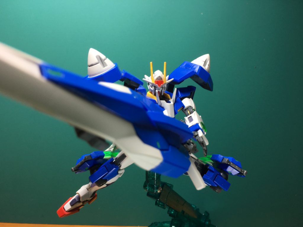 バスターソードは支えが必要だと思います。撮影時には切っ先を指で支えていますが、支えなしだと手首が全く耐えられません。