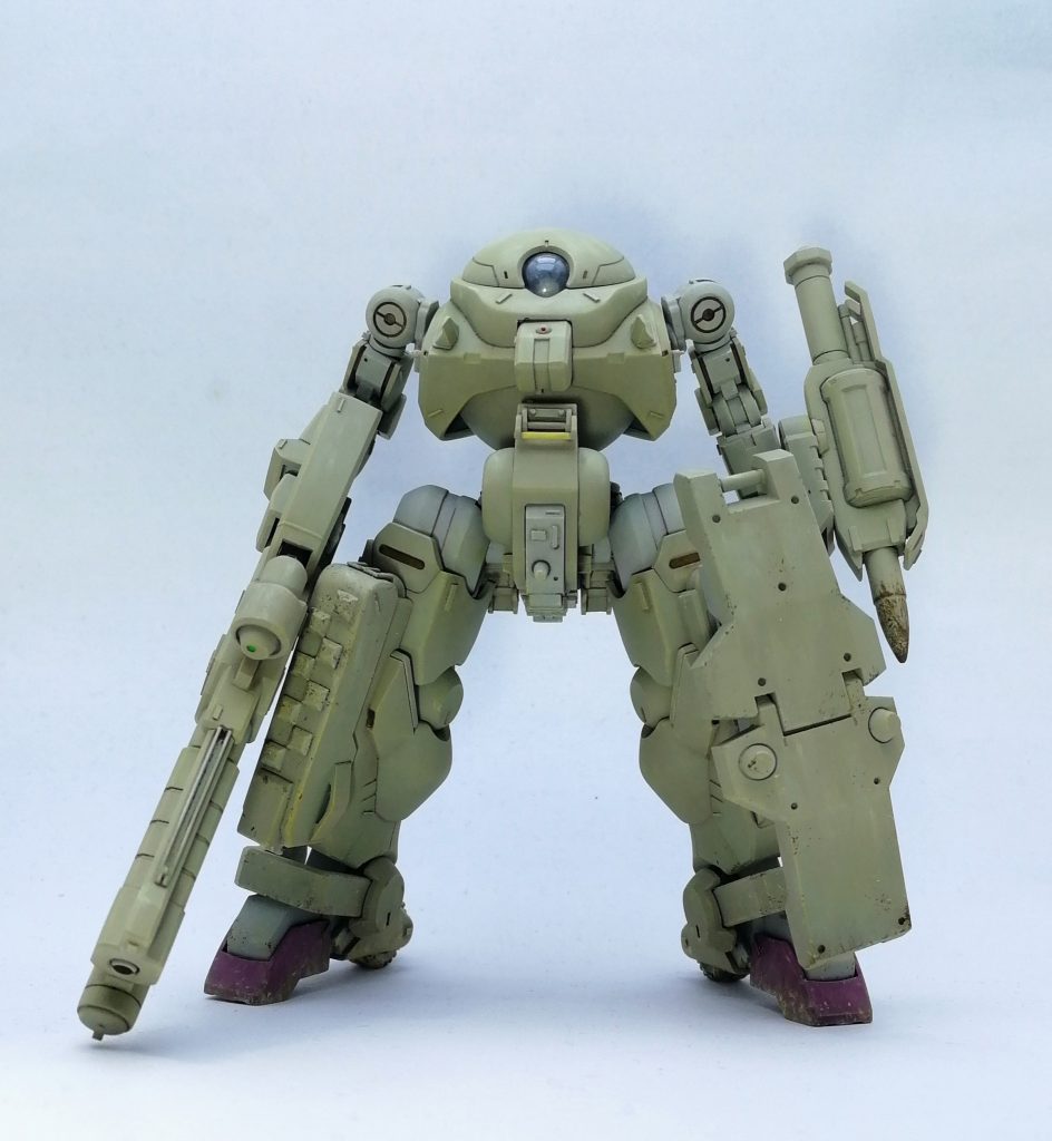 目を埋め込み型のセンサー化。
グリモアのレンズ光当てると上の方の厚みが正面から見えちゃって不格好なので裏から薄く削り込んでます。
中の目はグリモアの手首軸を加工した可動式。
胸の中央部を拡大。
大型化によってできた内装スペースに第三世代では標準装備されるレーザー迎撃ユニットを組み込み。
スカートアーマーのブロックに交換して大きくしました。
股間部センサーユニットはゲイレモアタイプと同等品化して近代化。
腕部も接続規格は同じなためゲイレモアタイプに使用されているものに交換して近代化。
脚部は内装レベルでのアップデートは行われているものの外観に表れている変化は
サードパーティ製改修キットによる非正規仕様。
右足には格闘用ニーハンマー。左足にはシールドを接続。ソール部は高速機動用ローラーユニット化。
レッドベレー足と獅電足合成したりストライカージンクスのシールド付けたり。
右膝の前面についてる凸モールドは100均で買ったネイルシールです。