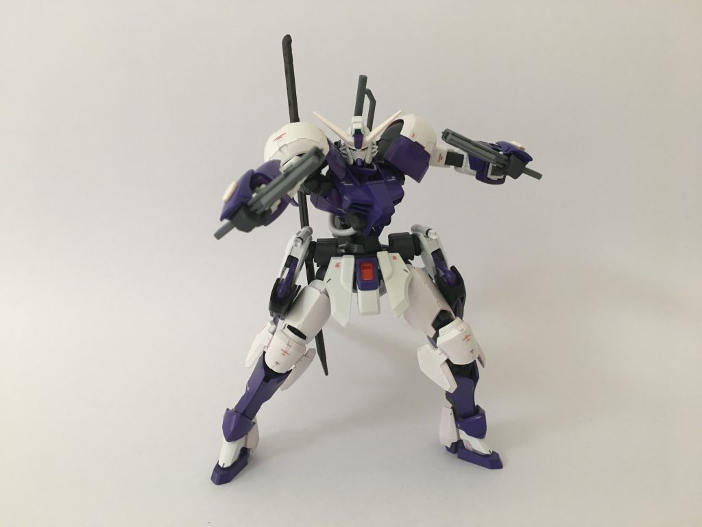 中距離以上の装備は腰部背面にマウントされてあるビームピストルと頭部の機関砲のみとなっている。
これはエネルギーを主に両腰のスラスターに集中させ、機動力を最大限に引き出すためである。
ビームピストルは連射性能に優れているだけでなく銃身部で近接戦闘を行える。