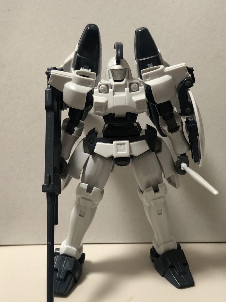 仮組みというかパチ組。成型色は２色。
白はグレーがかってて黒はネイビーっぽい。
塗ればいいんですけどね。(^_^;)