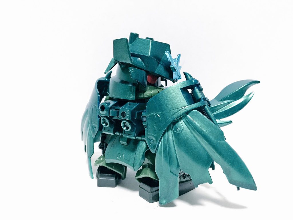 リアビュー。元ネタも立ち絵こんなだし、モノアイが動くのでキマってますね