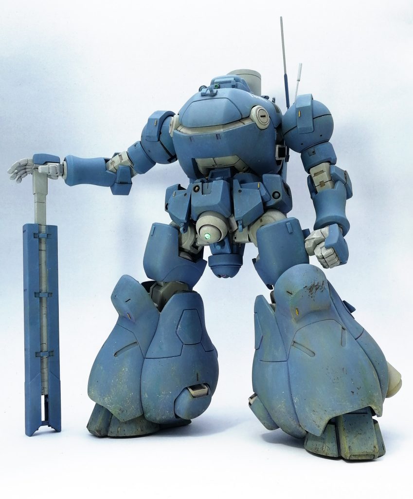 腰の剣みたいなのは予備の金棒。殴るだけの棒です。
塗装剥げ怖くて完成後一度も抜いてないけど一応抜けます。
股間最下部にチラっと見える赤いのは対地の光学式ターレット。
対歩兵とか正面自動迎撃とかを股間部のセンサーユニットと連動する感じで。