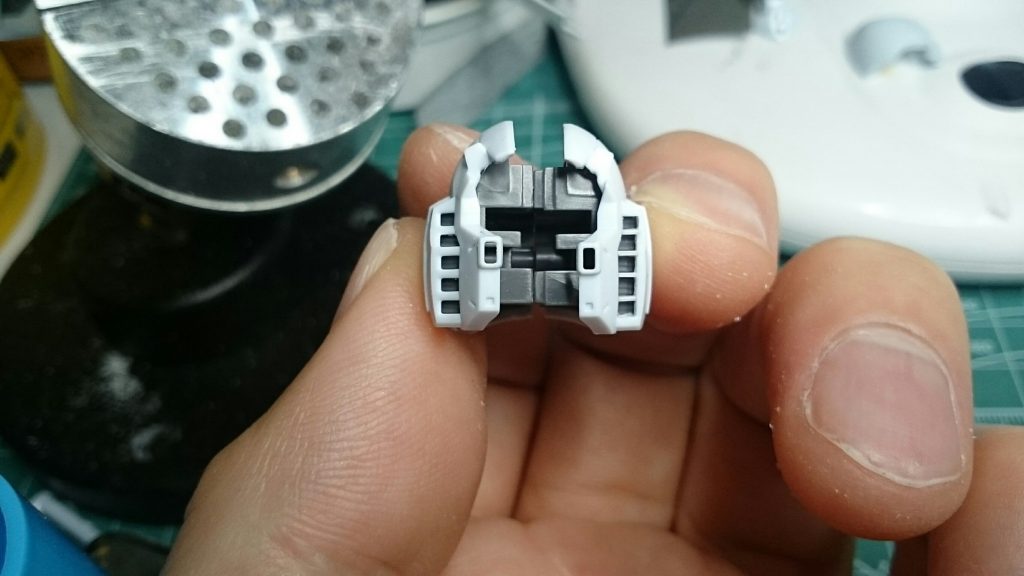 顔の側面のダクトは薄くする為、一旦すべて削ってプラ板にて再度作り直しています。
左が元キット、右が改造後。