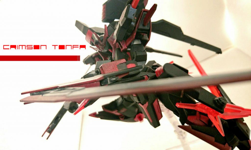 ・ADr-02 クリムゾントンファー×2刃を展開しない状態のクリムゾンダガーⅡにクリムゾンウィングブースタの翼(クリムゾンアローの反りに当たるパーツ)が合体したヒート系実体武装。デミディナイアルのクリムゾンソードに該当するように製作され、トンファー特有の攻防一体の戦法を行える。ガンダムシュピーゲル、ユニコーンガンダムを参考に製作された。