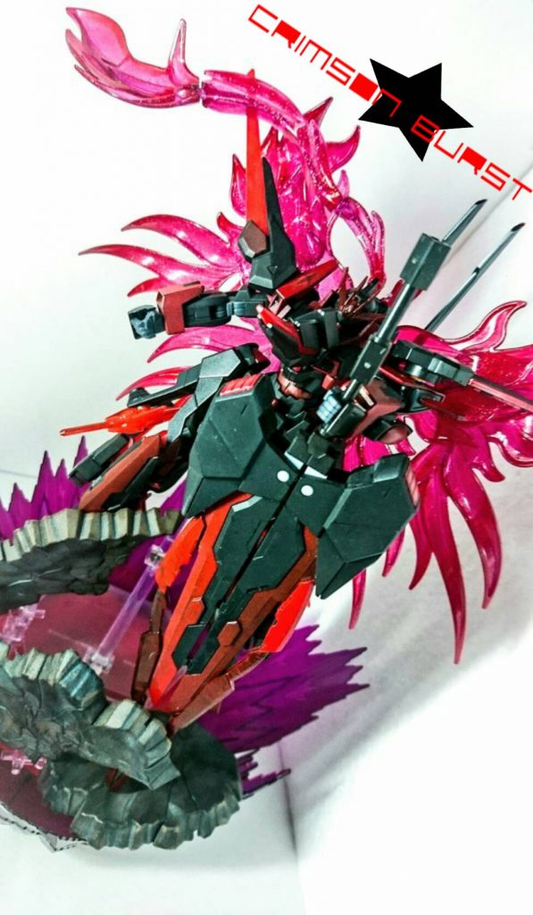 ・強化形態「クリムゾンバーストシステム」時限強化システム。機体が超高熱に包まれ紅に燃え上がり、バックパックからは翼やマントにも見える粒子エネルギー体(粒子翼)が発生する。バックパックから粒子翼を発生させるので担架したクリムゾンフェーダーRがパージされて常備されることになる。近寄るだけで敵の塗膜にヒビが入り完成度を急激に落とす。そのシステムは「RGシステム」や「炎システム」と酷似している。