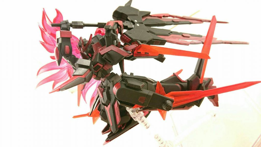 ・ADr-XZ クリムゾンフェーダーRURUはリザレクトユナイトソード。双大剣「クリムゾンフェーダーR」が合体した超大剣。武装をそのままに、クリアパーツの接近による共鳴で強化された双大剣の質量を同時に叩き込む。射撃機能もあり、刀身展開後に凝縮した熱を根元から放つ「クリムゾングレネード」は相手に突き刺した状態で直に撃ち込むことが大半。・Adr-07 エゼルホーン胸部にそそり立つ大きな角。掴んだ敵を突き刺したりする他に先端から粒子砲「クリムゾンビーム」を放つ放つことが可能。