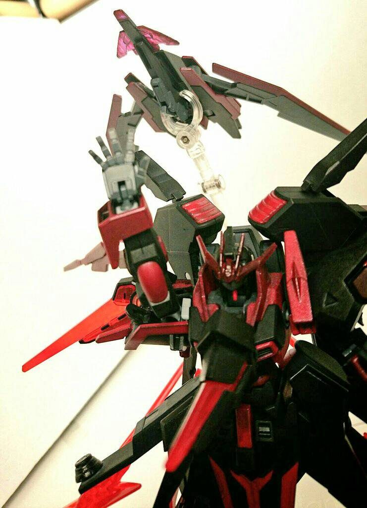 ・ADr-b01 クリムゾンウィングブースター腰に接続される多機能支援機。ADr-01クリムゾンダガーⅡ(原型機におけるウィンドルヒ)を二本担架している。機首・ウィングの赤色の部位からはビームを発射することで無理矢理推進エネルギーとしているので、これを利用した不意討ちにも使用される。威力は弱く、単体としての戦闘力は期待できないがその簡易的な作りを生かして特攻させてぶつける等の捨て身攻撃を多用できる。ビルドブースター等と異なり本体が撃破されると機能停止する。