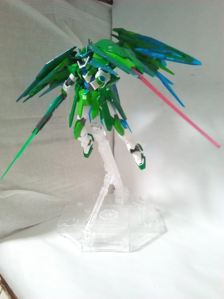 シールドからはビームサーベルが出ます