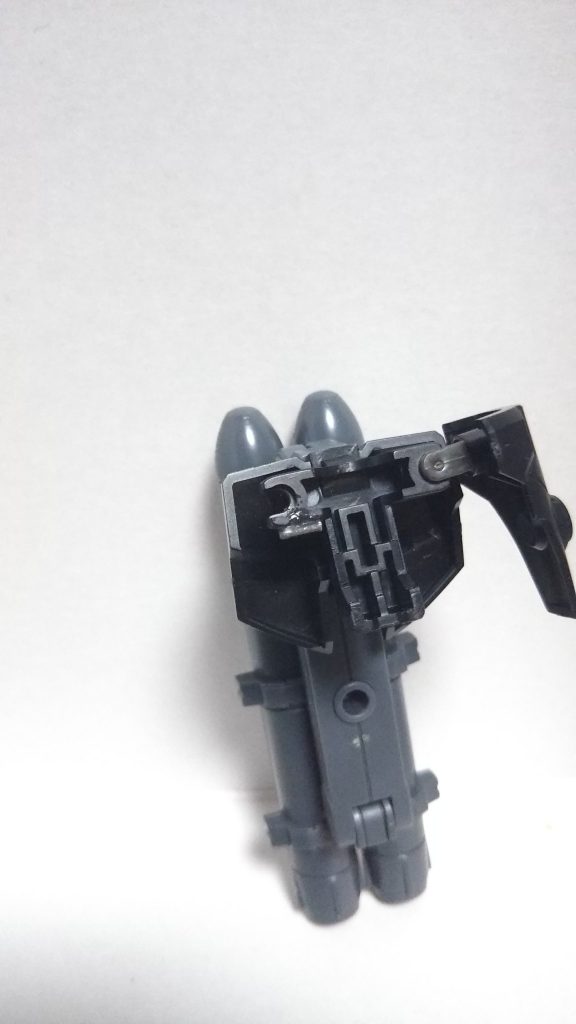 腰はブンドド中に右サイドアーマーが付根ごと折れたというリアルの事情。一応修復はしたんですけどね・・・これがきっかけでドーベル制作に踏み切れたので今では良い思い出です。