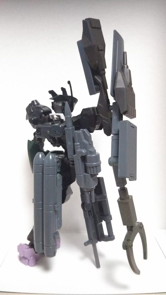 右腕は最も被害が軽微だった肩部にジャンク・アームを装備。ジャンク・アームにはクローアームと2門の115㍉砲を装備している。クローアームの威力は大質量と遠心力のおかげでかなり高い。
元々の腕接続部から背部にかけては肩に掛かる過重を支えるための補助フレームが接続され、そこにもガトリングを装備。ジャンク・アームを失った際はサブアームとして展開し、パイルショットと内蔵ビームサーベルを使用可能。