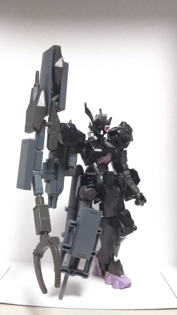 ガンダムウヴァルアンデッド
11時30分以下略がGBNを始めるにあたり、かつてGPDで大破していたウヴァルに応急措置を施した機体。大型の右腕を力任せに振り回すパワータイプの機体。重量バランスは最悪で小回りが利かない。
大破したガンダムウヴァル
破損箇所は細かい所を除きカメラアイ、右腕、右大腿部、左脚、バックパック。スパイクシールドもほぼ全損。